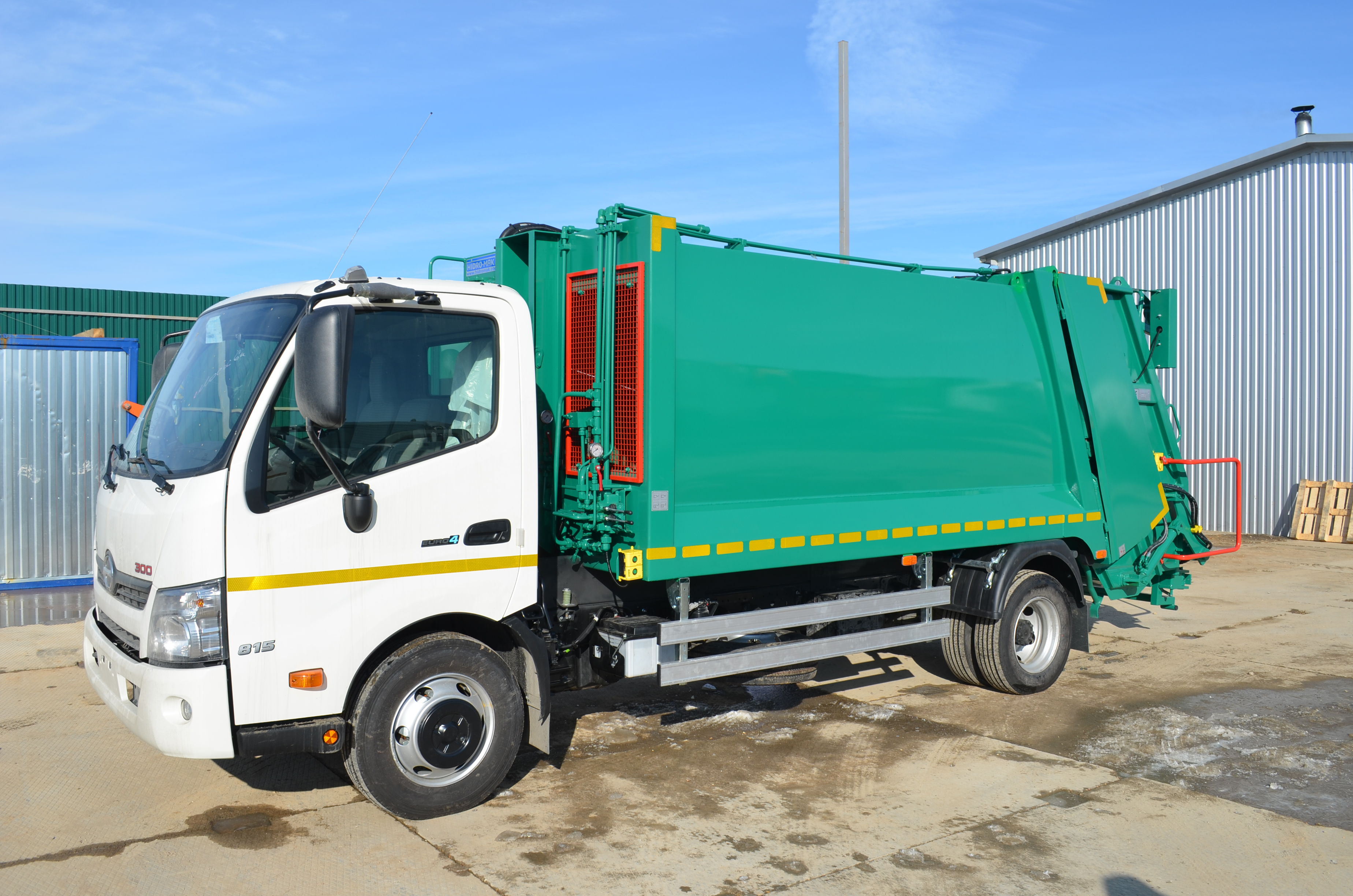 Мусоровозы HM 8 на шасси HINO 300 в наличии